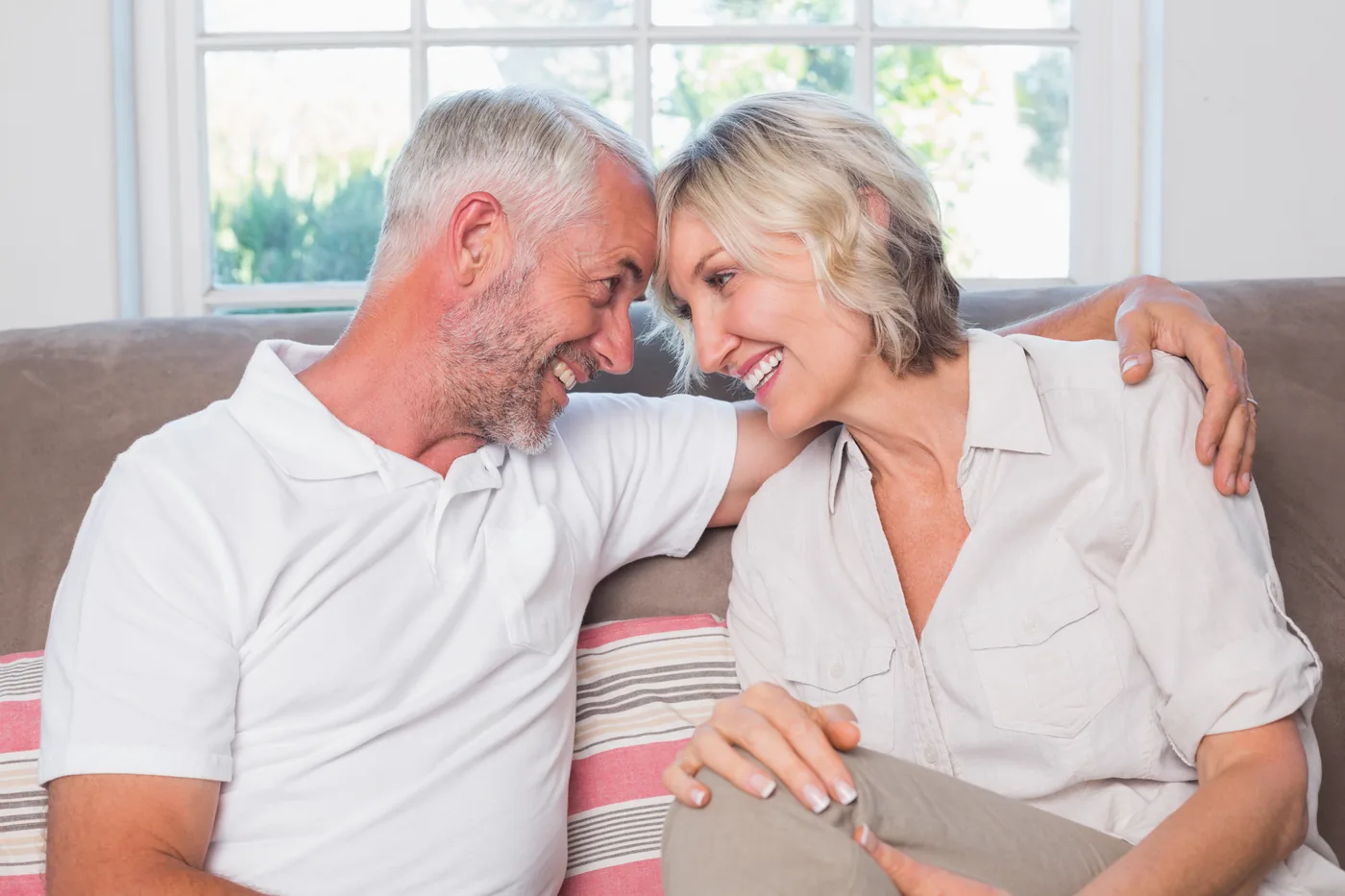 Mature couple sharing an affectionate moment — Senior Dating Beyond Endless Swiping